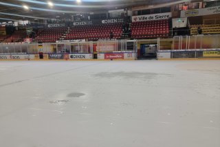 Plusieurs grosses flaques d'eau jonchaient la glace de Graben mardi soir en raison des intempéries et du toit perméable de la vétuste patinoire.
